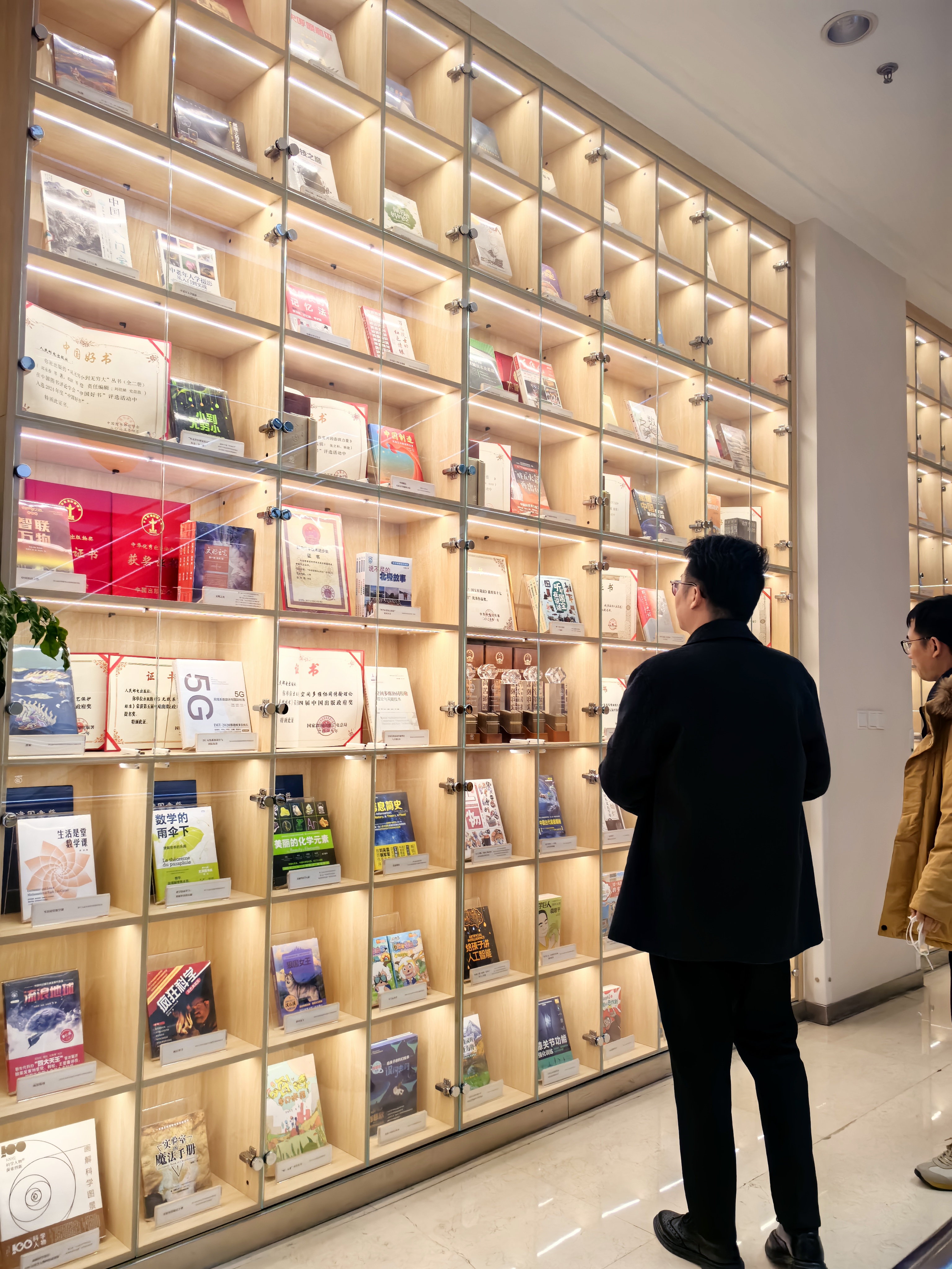 人民邮电出版社出版物展示墙